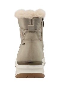 Beige kotníkové boty s měkkým umělým kožíškem na límci, zipovým zapínáním, texturovaným svrškem a silnou bílou podrážkou s hnědými akcenty.