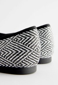 Next FOREVER COMFORT REGULAR FIT - Baleriinad - black white