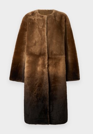 Smeđi kaput od umjetnog krzna s okruglim izrezom, dugim rukavima i ombre efektom koji se mijenja od svijetlosmeđe do tamnosmeđe. Mekana textura.