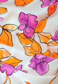 Bloemstoffen met paarse en oranje bloemen op een witte achtergrond met zwarte omtrekken. De textuur lijkt glad en lichtgewicht.