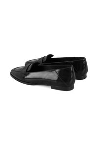 Zwarte leren loafers met een gladde afwerking, voorzien van een textuuraccent aan de voorkant en een lage, platte hak voor comfortabel dragen.