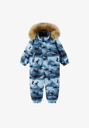 Niebieski kombinezon śnieżny z kapturem wyłożonym futrem, zdobiony wzorem gór i lisów w ciemniejszych odcieniach niebieskiego i czerni. Posiada elastyczne mankiety i paski do butów.