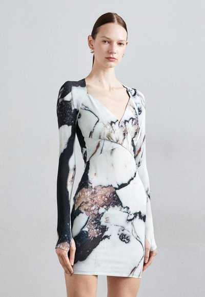 Vestido bodycon de manga larga en una tela con patrón de mármol que presenta una mezcla de tonos negros, blancos y beiges, con un escote en forma de V profundo.
