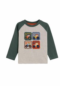 Langarm-T-Shirt mit grauem Körper, grünen Ärmeln und vier gestickten Traktor-Designs in den Farben Rot, Gelb und Blau.
