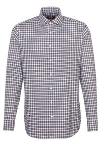 Camicia a maniche lunghe con colletto a punta, con motivo a quadri bianco, nero e blu, esposta su uno sfondo bianco.