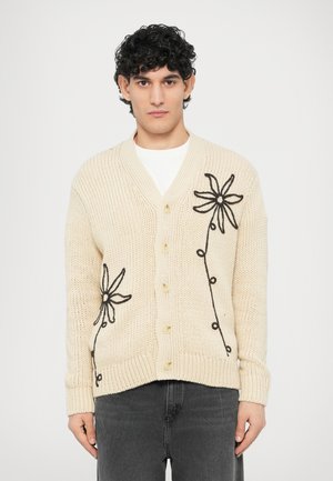 Rankning 5: NN.07 - MIKA FLOWER - Kofta