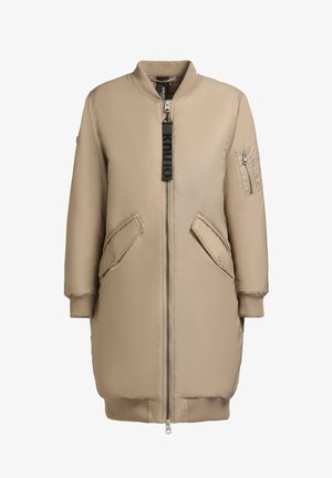 Beige gepolsterter Mantel mit Reißverschluss vorne, gerippten Bündchen und zwei Seitentaschen. Verfügt über eine zusätzliche Reißverschlusstasche am linken Ärmel.