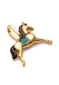 Prívesok vo farbe zlata s čiernou hriavou a tyrkysovými detailmi na tele. Má očko na pripevnenie, navrhnutý v dynamickej póze.