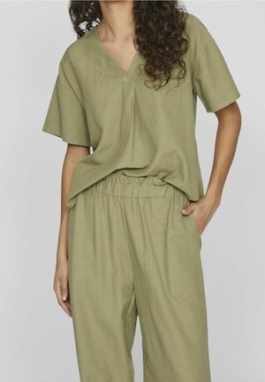 Olivgrünes, kurzärmeliges Oberteil mit V-Ausschnitt und lockerer Passform, kombiniert mit passenden Hosen mit elastischem Bund, gefertigt aus weichem Stoff.