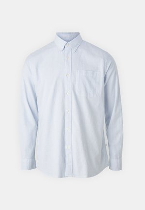 Chemise à rayures bleu clair de conception à boutons, présentant un col, des manches longues et une poche poitrine unique. En coton avec une texture lisse.