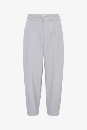 Pantalons gris clair à coupe décontractée, avec des plis à l'avant, une texture de tissu lisse et des poignets effilés au niveau des chevilles.