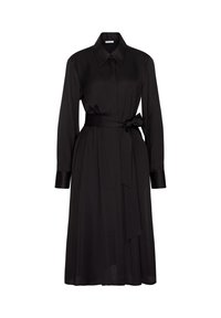 Robe midi noire à manches longues avec col, fermeture par boutons et ceinture en tissu nouée en nœud à la taille sur fond blanc.