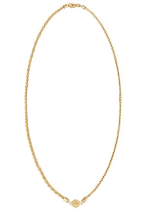 Złoty naszyjnik z przeplatanymi ogniwami łańcucha, o różnorodnych fakturach i sześciokątnym zapięciem z wygrawerowaną nazwą marki.