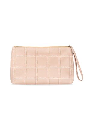 Rektangulær lyserosa wristlet-pose med glidelås i gull og et rutenettmønster med ordet "HEST" gjentatt vertikalt og horisontalt.