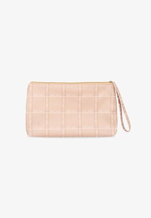 Pochette rectangulaire rose pâle avec une fermeture éclair dorée et un motif en grille affichant le mot « HEST » répété verticalement et horizontalement.