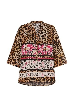 Blaues Kurzarmbluse im Leopardenmuster mit Knopfkragen, verziert mit floralen und herzförmigen Mustern in Pink und schwarzen Akzenten, horizontal angeordnet.