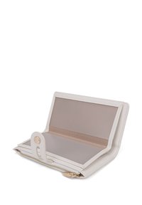 Portafoglio beige chiaro in pelle testurizzata, dotato di chiusura con zip, uno slot per carte e un fermo a pulsante sulla parte anteriore. L'interno è liscio.