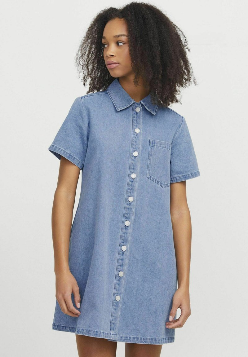 Šviesiai mėlynas džinsinis suknelės švarkelis, turintis trumpas rankoves, apykaklę, priekinę kišenę ir sagų užsegimą priekyje.