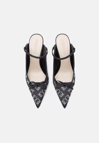 Črne slingback petke s ostrim nosom in satenskim finišem, ki imajo dekorativno pentljo in srebrne okraske na zgornjem materialu.