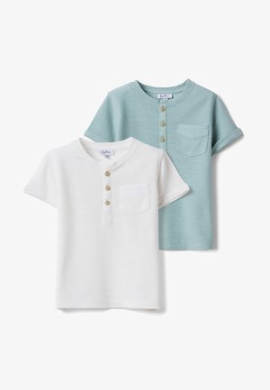 Dos camisetas Henley de manga corta para niños, una blanca y otra azul claro, cada una con tres botones de madera y un bolsillo en el pecho.