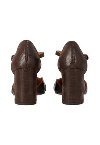 Scarpe con tacco marroni con motivo a pois texturizzati, cinturino con fibbia e un robusto tacco a blocco. Parte superiore in pelle con design aperto sul retro.
