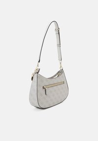 Hellgraue Handtasche mit strukturiertem Muster, einem einzelnen Schulterriemen, goldenen Hardware-Akzenten und einer vorderen Reißverschlusstasche.
