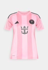 Pink csíkos futballmez fekete díszítéssel, kerek nyakkal, rövid ujjakkal és mellkason elhelyezett logóval. Lélegző anyagból készült.