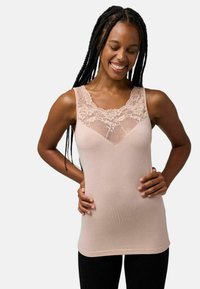 Top de tirantes rosa claro con detalles de encaje floral en el escote. Textura suave, forma ajustada y tirantes anchos con un corte en V en la parte delantera.