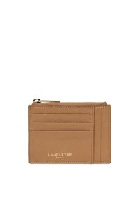 Portafoglio in pelle beige con finitura texture. Presenta più slot per carte e una tasca con zip. Dettaglio logo dorato sul fronte.