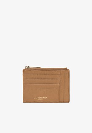 Portafoglio in pelle beige con finitura texture. Presenta più slot per carte e una tasca con zip. Dettaglio logo dorato sul fronte.