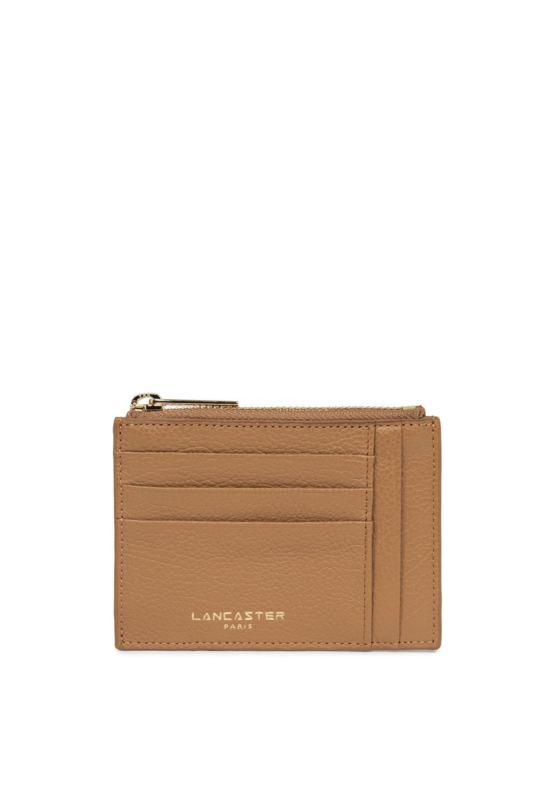 Portafoglio in pelle beige con finitura texture. Presenta più slot per carte e una tasca con zip. Dettaglio logo dorato sul fronte.