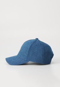 Kék farmer baseball sapka ívelt karimával, hat panellel és egy kis hímzett díszítéssel az elején. Texturált anyag klasszikus dizájnnal.