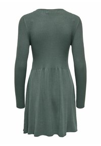 Robe longue à manches longues vertes, à côtes, avec un corsage ajusté et une jupe évasée, présentant un décolleté arrondi et une texture douce.