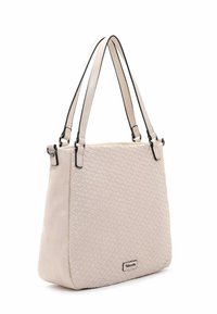 Beżowa torebka z plecioną fakturą, z dwoma regulowanymi paskami i czarnymi wykończeniami. Posiada prostokątny kształt i mały akcent z logo na przodzie.