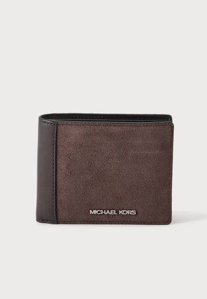 Brun ruskind og læder Michael Kors bifold pung med sølvlogo foran mod hvid baggrund.