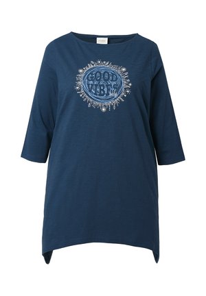 Navyblaue Baumwolltunika mit dreiviertel Ärmeln und abgerundetem Saum, die auf der Vorderseite eine weiße illustrierte Grafik mit der Aufschrift "Good Vibes Only" zeigt.