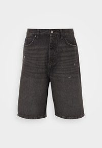 Short en denim noir avec bouton devant, passants pour ceinture, poches avant et arrière, et détails subtilement usés.