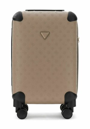 Valise rigide beige avec motif en relief, protections d'angle noires, quatre roues et un petit logo triangulaire à l'avant.