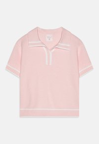Rosa kortermet polo med ribbestrikket krage og kant, med hvite striper langs kragen og ermene, laget av mykt strikket materiale.