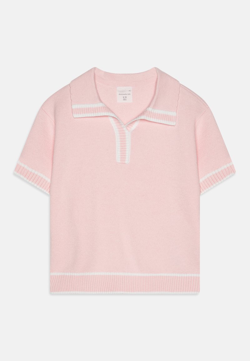 Rosa kortermet polo med ribbestrikket krage og kant, med hvite striper langs kragen og ermene, laget av mykt strikket materiale.