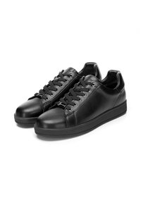 Sneaker in pelle nera con punta arrotondata, lacci sul davanti e suola in gomma texture. Sopra liscia con dettagli cuciti e accenti metallici.