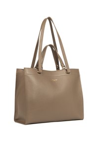 Borsa a spalla in pelle taupe con finitura testurizzata, dotata di due manici lunghi e logo in tono oro discreto. Design spazioso con forma strutturata.