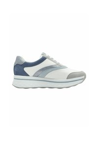 Sneaker bianca con accenti grigi e blu, dotata di una parte superiore in materiale sintetico liscio, sovrapposizioni testurizzate e una suola spessa e imbottita.