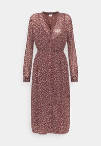 Långärmad, burgundy klänning med ett subtilt blommönster, knappknäppning fram och bälte i midjan. Genomskinligt material med en flödande silhuett.