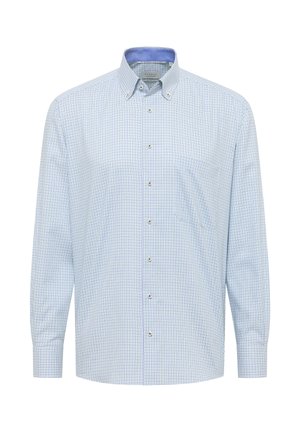 Camicia a maniche lunghe con bottoni e motivo a quadretti azzurro chiaro e bianco, con colletto a bottoni e taschino sul petto, mostrata su uno sfondo bianco.
