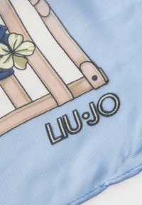 Țesătura de culoare albastră deschisă prezintă un design imprimat cu accente de bambus și un motiv floral; afişează "LIU·JO" în litere negre.