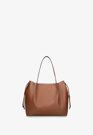 Sac cabas en cuir marron avec de longues anses pour l'épaule et des détails à cordon latéraux, présenté sur un fond blanc.