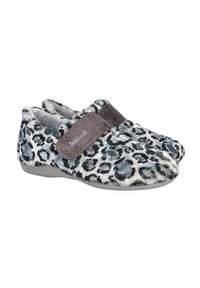 Zapatillas de casa con estampado de leopardo, textura suave, acentos grises y cierre de Velcro. Punta redondeada y suela blanda para uso en interiores.
