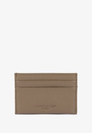 Portafoglio in pelle marrone a trama con quattro slot, logo in rilievo sul fronte e bordi cuciti per una maggiore durabilità. Design compatto.