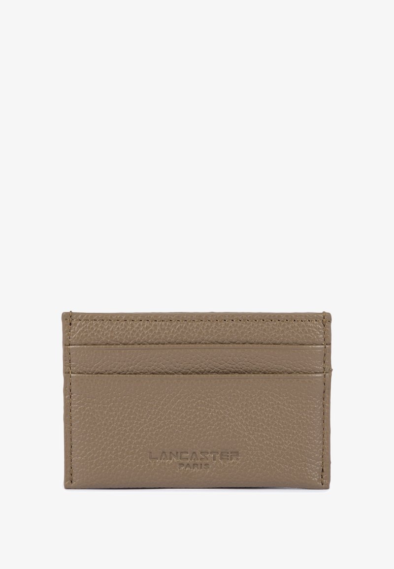 Porte-cartes en cuir texturé marron avec quatre emplacements, logo en relief sur le devant et bords cousus pour plus de durabilité. Design compact.